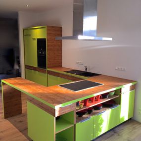 moody interior - Küche mit grünen Fronten
